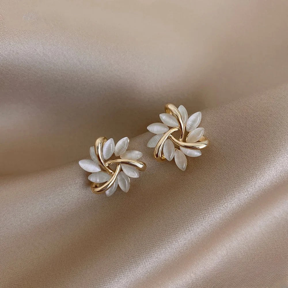 Boucles d'oreilles en or élégantes avec de magnifiques motifs de fleurs en opale
