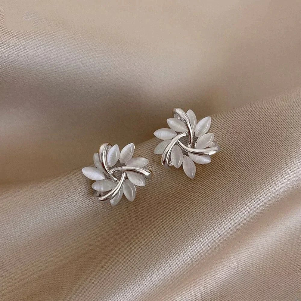 Boucles d'oreilles en or élégantes avec de magnifiques motifs de fleurs en opale